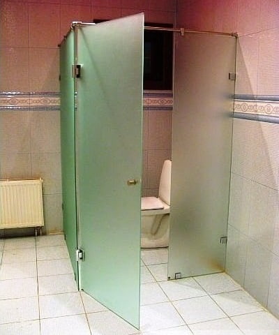 Туалетные перегородки и кабины из стекла